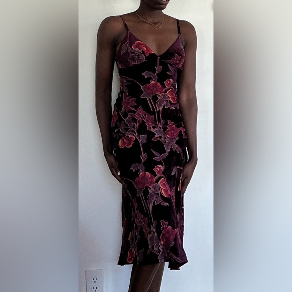 Lulus Flowery velvet sleeveless dress w/ slit